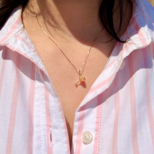 About This Charm: A delightful 14K yellow gold martini glass charm, complete with a tiny straw and lemon slice—a charming...