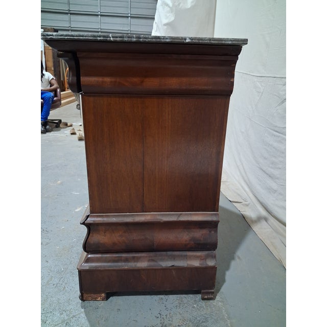 French Early 19th Century French Restoration Walnut Marble Top Commode For Sale - Image 3 of 10