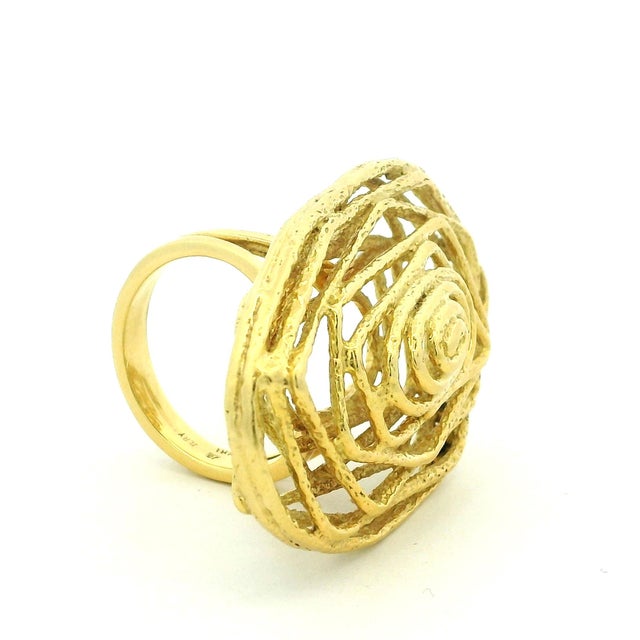 1970s Italian Modernist 18k Gold Openwork Spiral Statement Ring, Size 6 For Sale - Image 4 of 15