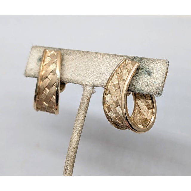 Trifari Vintage 1962 Signed Trifari Ad Piece Rhodium Plated "Woven" Ribbon Clip Earrings-2 Pieces For Sale - Image 4 of 9
