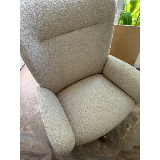 Oversize desk chair. Very comfortable. Beautiful shape, fabric and base. Boucle off white fabric, wood legs with wheels....