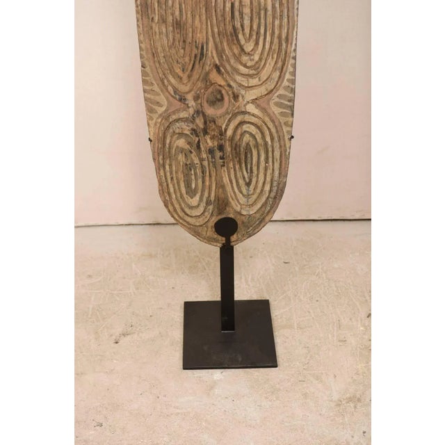Mid 20th Century Oceanic War Shield, Papua New Guinea For Sale - Image 11 of 12