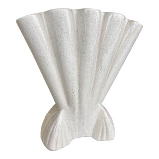 Mid 20th Century Art Deco Speckled Cream Gladiolus Vase For Sale