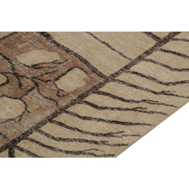 1960s Vintage Turkish Rug in Beige-Brown Chic Geometric Pattern, Distressed For Sale In New York - Image 6 of 7