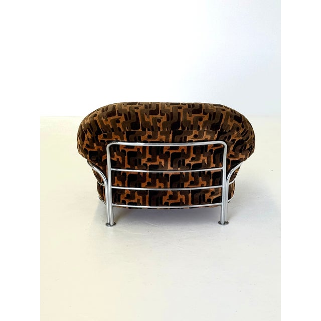 Two comfortable Italian vintage lounge chairs from the 1970s. The tubular frame gives the chairs a light, graphic look,...
