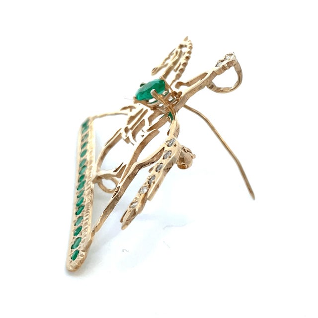 Modern 14k Yellow Gold Emerald and Diamond Studded Horse Rider Brooch For Sale - Image 3 of 9