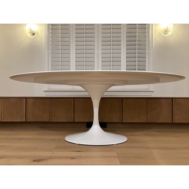 This beautiful mid-century replica of the Saarinen tulip table will add elegance to any dining space. Its pure white...