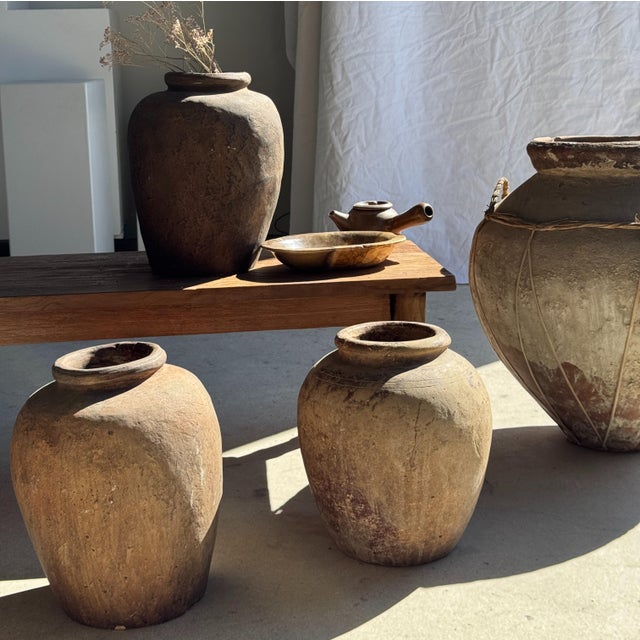 Borneo vase in beige terracotta. Weight: 6.9 kg, Height: 35 cm; Maximum diameter: 23 cm; Neck diameter: 14 cm. Raw pot...