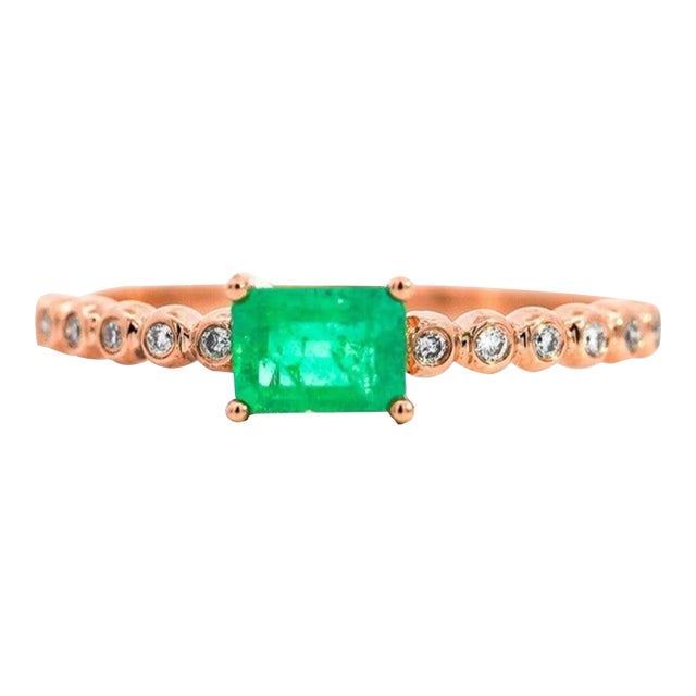 Natural Emerald and Diamond Ribbed Shank Thin Stacking Ring in 18K Rose Gold, Size 6.25 For Sale