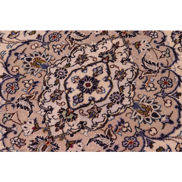 Vintage Hand-Knotted Wool Rug – 8'2" X 11'6" – Ivory & Blue With Medallion For Sale In New York - Image 6 of 7