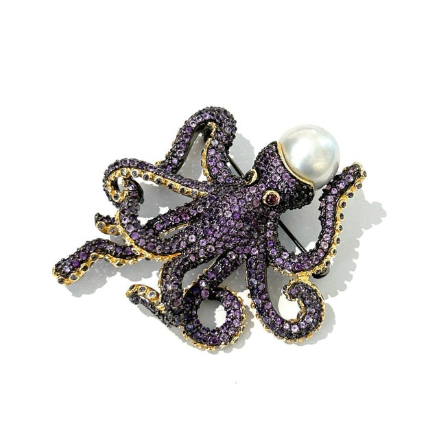 Traditional Bochic “Orient” Retro Pink, Purple Amethyst & Pearl Brooch in 18k Gold & Silver For Sale - Image 3 of 4