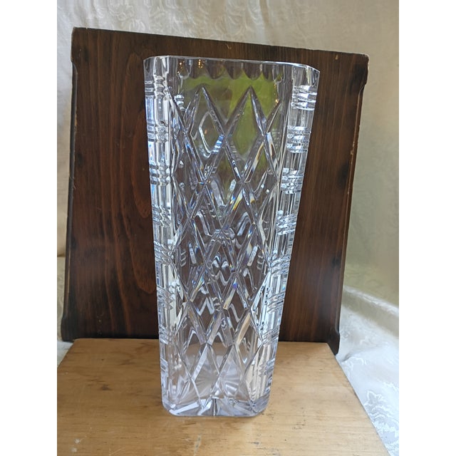 Hollywood Regency Mid-Century Waterford-Style Deep Cut Crystal Diamond Lattice Vase For Sale - Image 3 of 3