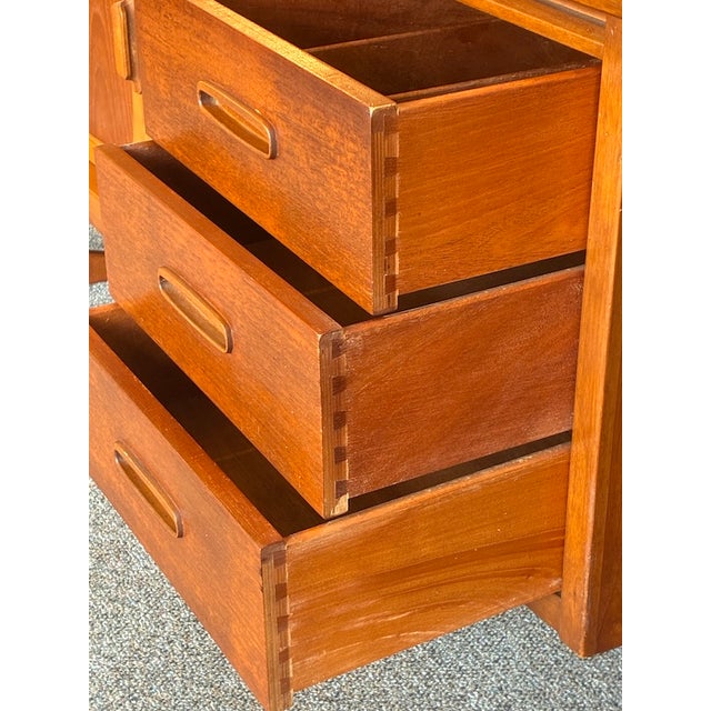 Mid Century Modern Teak Credenza c.1960 For Sale In San Francisco - Image 6 of 12