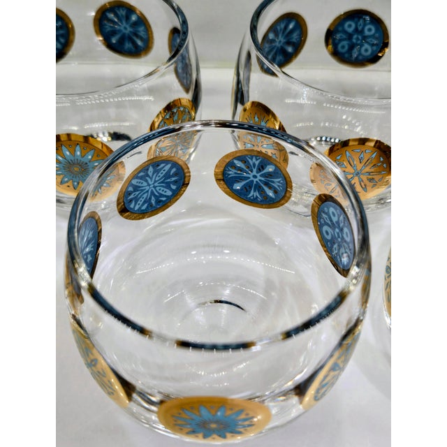 Metal Mid 20th Century Mid-Century Modern Turquoise & Gold Medallion Roly Poly Cocktail Glasses, Attributed to Culver – Set of 7 For Sale - Image 7 of 8