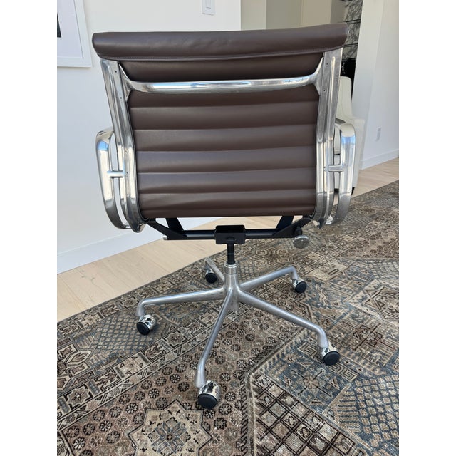 Mid-Century Modern Herman Miller "Eames Management Desk Chair" - Leather Upholstered For Sale - Image 3 of 3