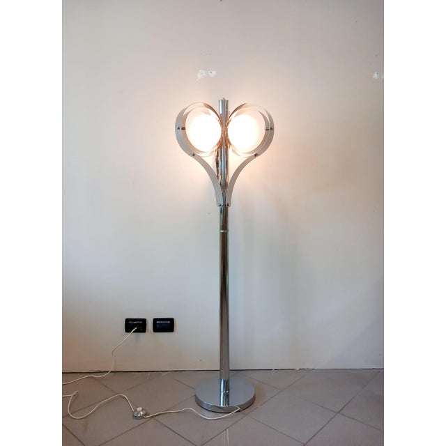 Space Age floor lamp with three lights in chromed metal and glass, 1970s. Very particular design, well preserved. In...