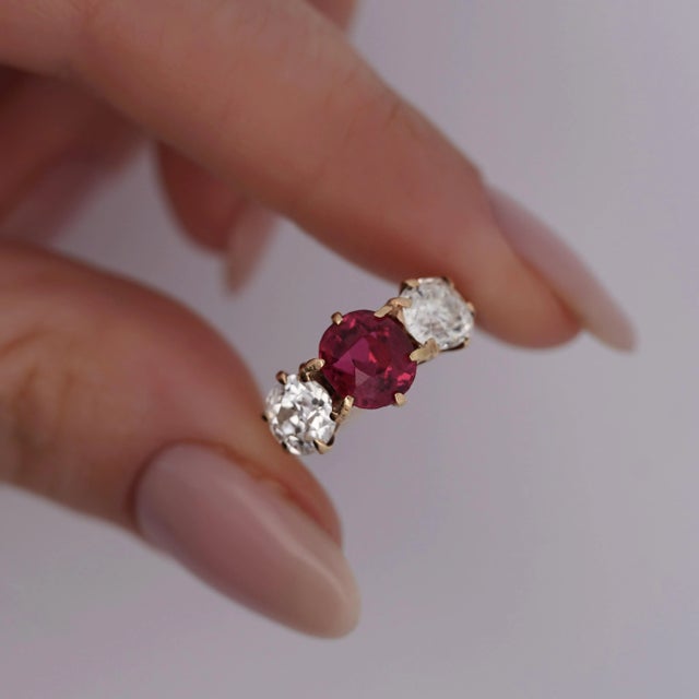 Art Deco Antique Red Spinel and Old Mine Diamond 14k Yellow Gold Three-Stone Ring Size 5.5 For Sale - Image 3 of 10