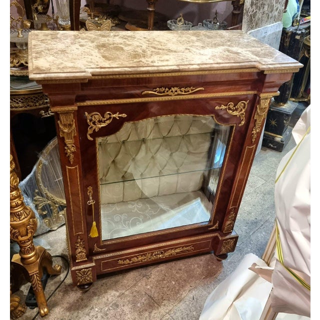 French French Louis XVI Display Cabinet – Marble Top Vitrine With Gilded Gold Leaf Details & Cream Velvet Interior For Sale - Image 3 of 3
