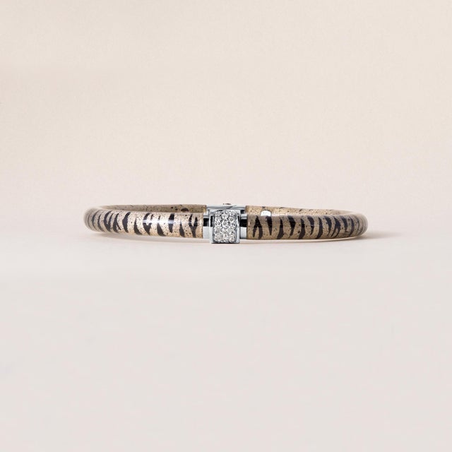 Contemporary 18k Gold Soho Diamond and Enamel Bangle For Sale - Image 3 of 7