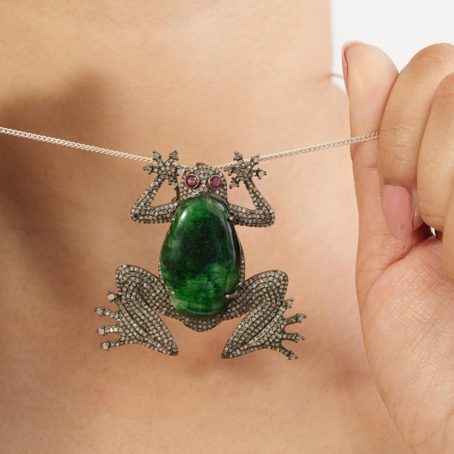Vintage Style Hollywood Regency 13 Carat Emerald Ruby & Diamond Frog Brooch Pendant For Sale - Image 6 of 14