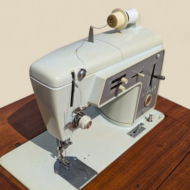 Brown 1966 Singer Slant-O-Matic 600 Sewing Machine in Mid-Century Wood Cabinet For Sale - Image 8 of 18