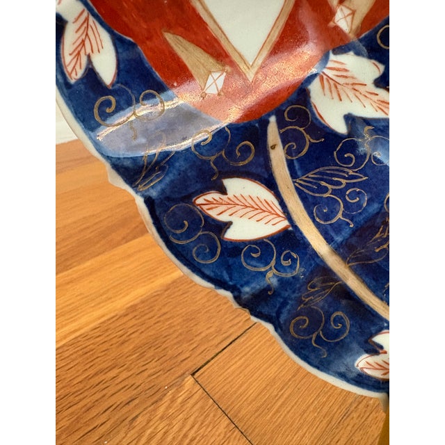 Ceramic Late 19th Century Meiji Period Large Imari Platter With a Cat For Sale - Image 7 of 12