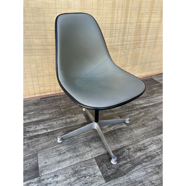 1960s Mid Century Modern Swiveling Molded Chair by Eames for Herman Miller. Circa 1960s For Sale - Image 5 of 18