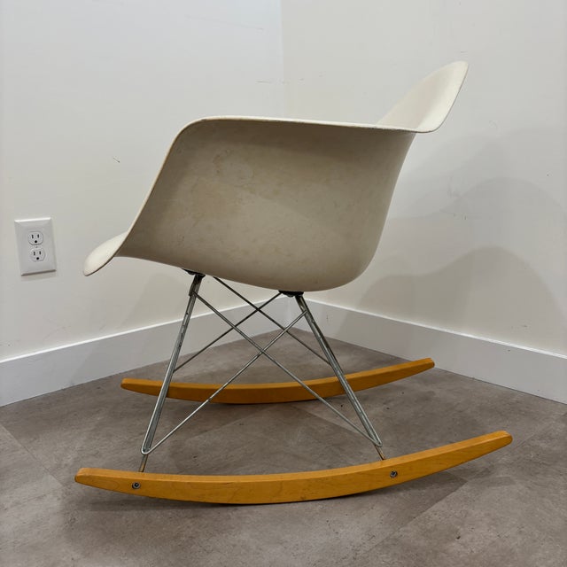 Vintage Herman Miller Eames Fiberglass Rocking Chair (Rar) Mid-Century Modern | Original Shell & Base For Sale - Image 14 of 15