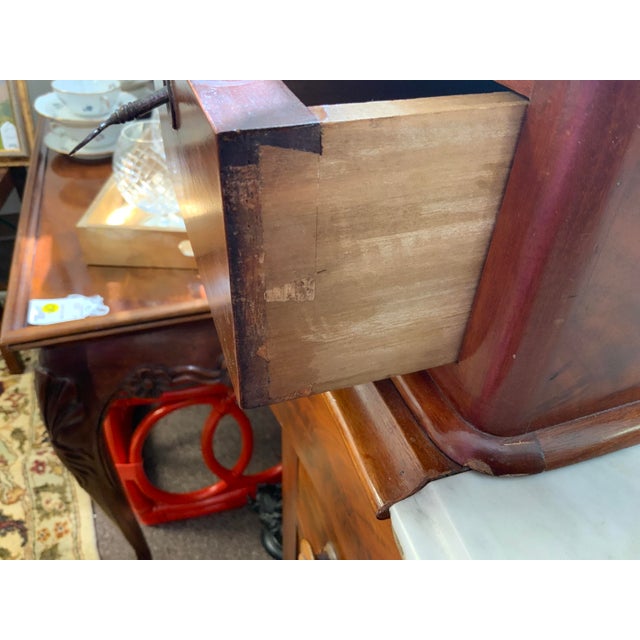 Early 20th Century American Empire Mahogany Chest of Drawers With Mirror and Marble Top For Sale In New York - Image 6 of 18