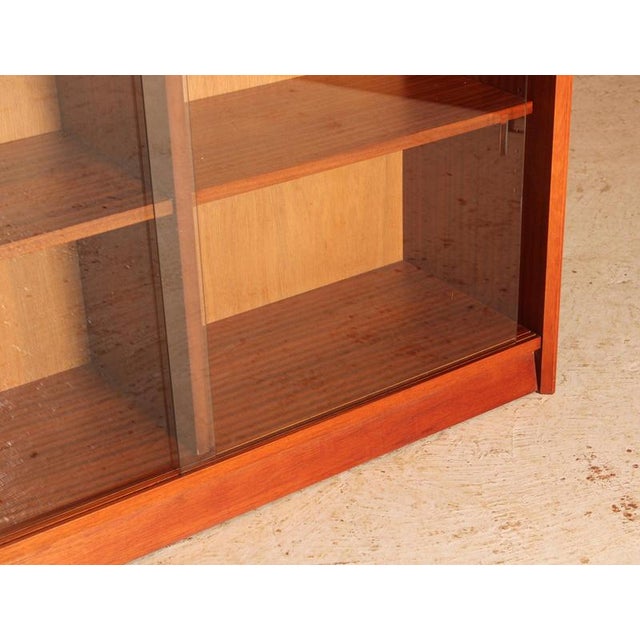 Wood Mid-Century Modern Bookcase in Glazed Mahogany by Herbert E Gibbs, 1970s For Sale - Image 7 of 12