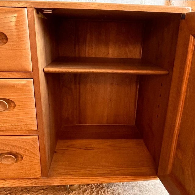 Tan Elm Sideboard from Ercol, in Very Good conditions. Designed 1960 to 1969