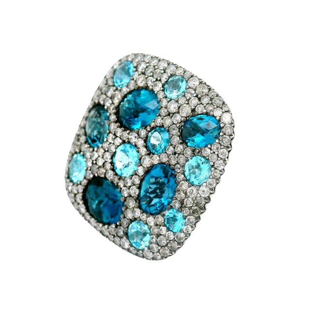 Early 21st Century Blue Topaz Diamond 18k White Gold Pave Flat-Top Ring, Size 6.75 For Sale - Image 5 of 5