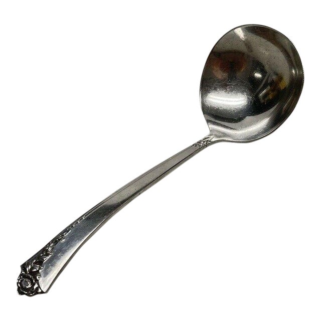 Mid 20th Century Damask Rose Sterling Silver Oneida Heirloom Cream Sauce Ladle - No Mono For Sale