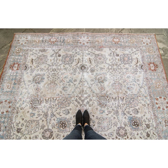 1920s House of Séance - 1920s Vintage Large Caucasian Floral Neutral Wool Pile Hand-Knotted Rug - 9′1″ × 12′8″ For Sale - Image 5 of 11
