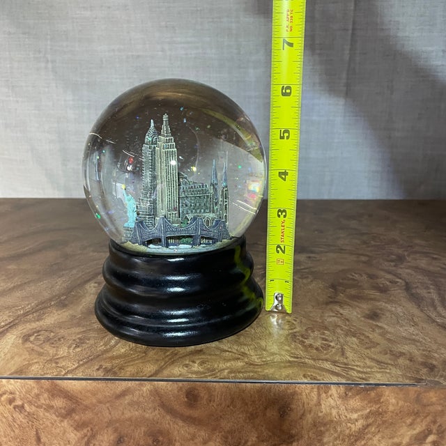 Sak’s Fifth Avenue New York City Musical Snow Globe For Sale - Image 9 of 10