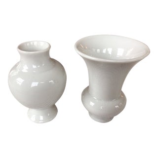 Pair of Vintage Global Views “Williamsburg Collection” White Vases For Sale