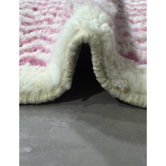 Dusty Pink Moroccan Rug – Handmade Abstract Berber Wool Carpet This elegant handmade Moroccan rug features a soft dusty...