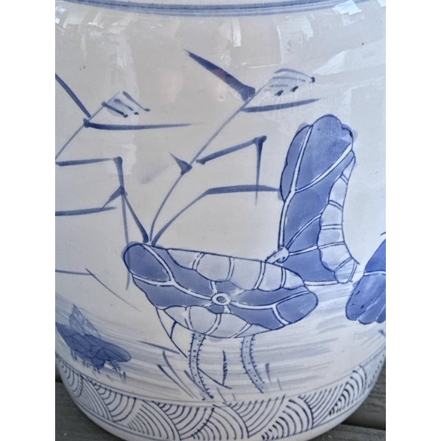 Blue and White Mid-Century Chinoiserie Temple Jar For Sale In New York - Image 6 of 7