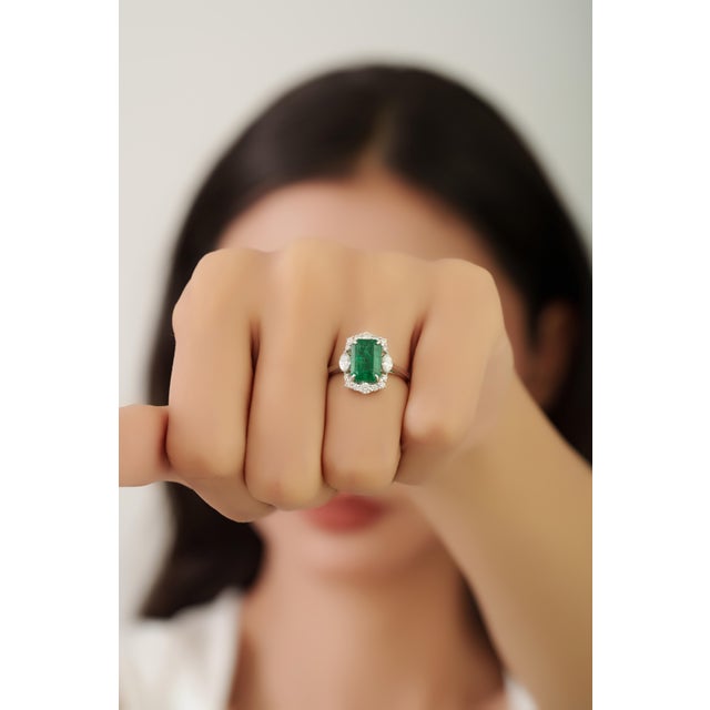Luxury 2.44ct Emerald Diamond 18k Gold Ring Size 4 for Women by VRJewels For Sale - Image 10 of 15