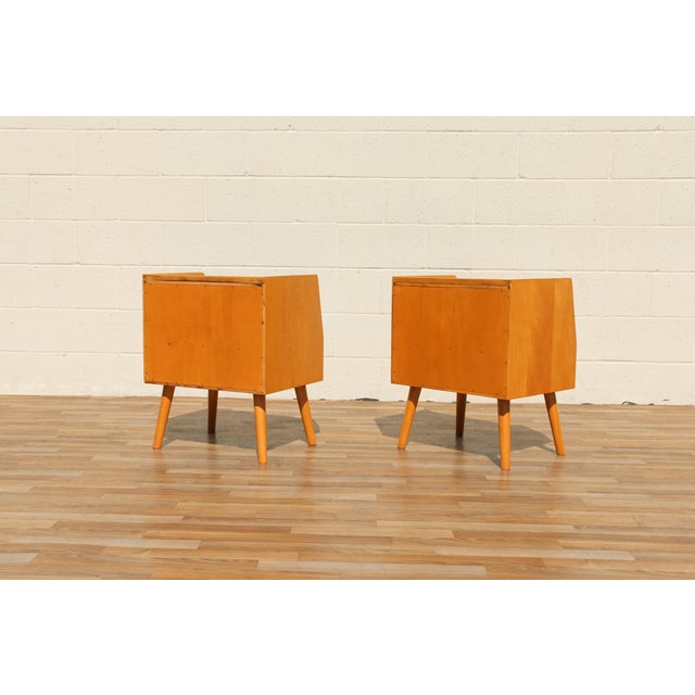 Mid-Century Modern Pair of Maple Nightstands in the Style of Heywood-Wakefield, Circa 1960s For Sale - Image 16 of 18