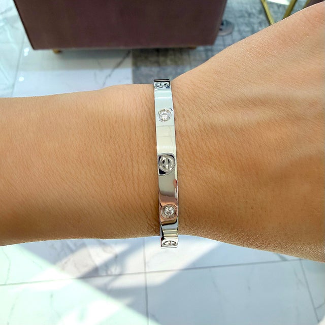 Brand: Cartier Gender: Unisex Metal Type: 18K White Gold Length: 7.00 inches Width: 6.00 mm Weight: 34.72 grams CARTIER...