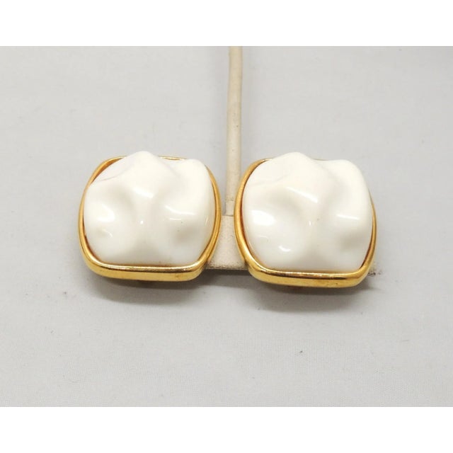 Vintage 1980s Signed Alexis Kirk Modernist White Resin Clip Earrings- 2 Pieces For Sale In Philadelphia - Image 6 of 7