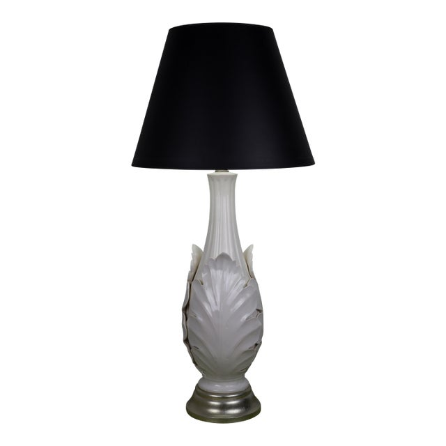 American 1940s White Ceramic Table Lamp With Sculptural Leaf Motif For Sale