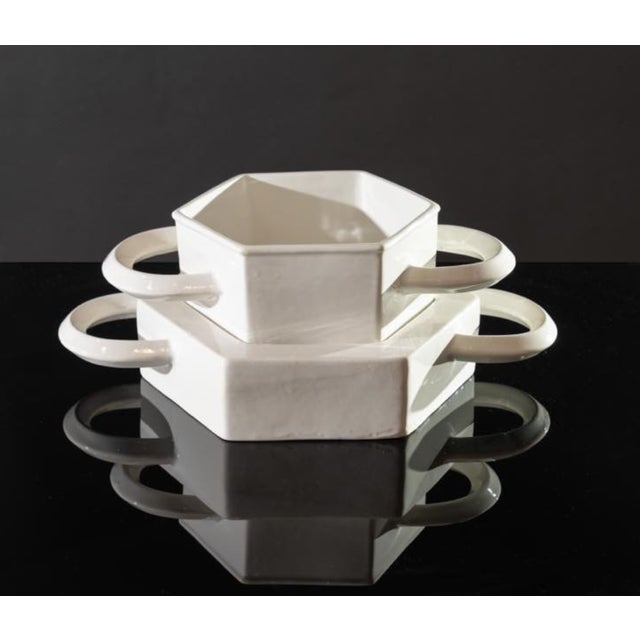 Modern white ceramic centerpiece / vide poche designed by Sergio Asti Manufactured by Gabbianelli Italy ca. 1970 Double...