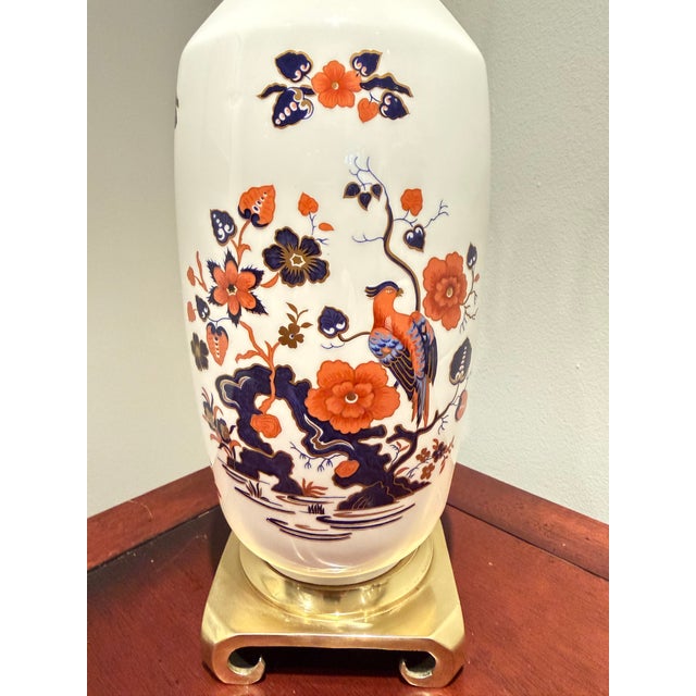 John Aynsley Mid 20th Century Aynsley Bird of Paradise Bone China Table Lamp With Gold Accents For Sale - Image 4 of 7