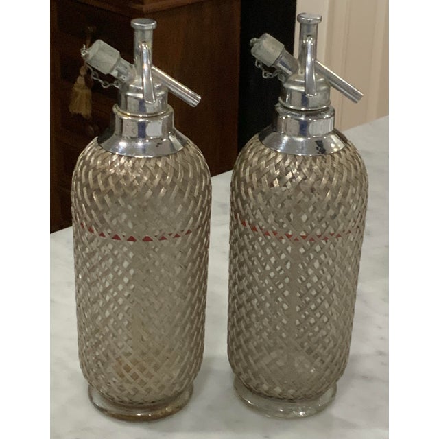 Sparklets Ltd. London, English Seltzer Bottles / Soda Siphons With Original Straws, Red Fill Bands & Woven Metal Mesh - Mid-20th Century Pair For Sale In New Orleans - Image 6 of 12
