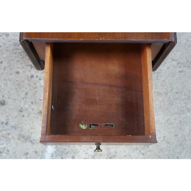 Wood Vintage Imperial Sheraton Style Mahogany Drop Leaf Gateleg Pembroke Side Table For Sale - Image 7 of 18