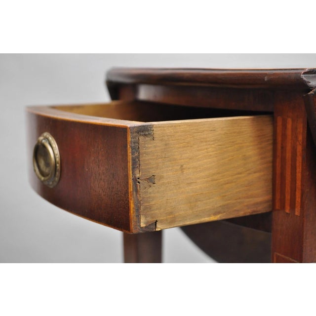 Late 19th Century Antique Federal Mahogany Satinwood Inlay Narrow Dropleaf Pembroke Side Table For Sale - Image 5 of 17