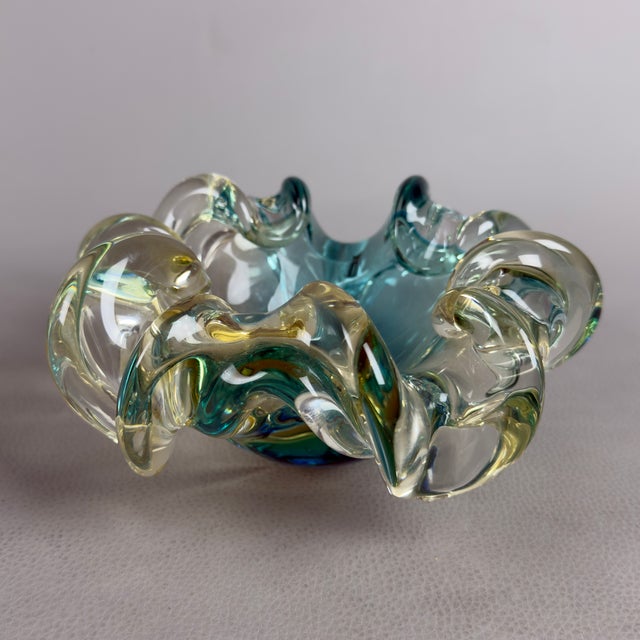 An explosion of light and fluidity to enrich your spaces with great Italian design. This superb sculptural centerpiece in...