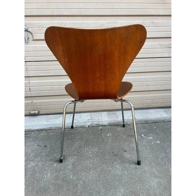 Arne Jacobsen Mid 20th Century Pair of Teak Series 7 Chairs by Arne Jacobsen for Fritz Hansen For Sale - Image 4 of 12